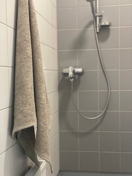 Pisa Design Pellavafroteinen kylpypyyhe 80x150 cm, vihert&auml;v&auml;t p&auml;&auml;dyt